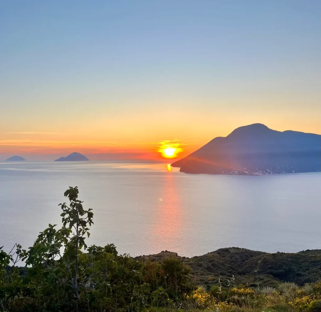 tramonto sul mare di Lipari nel viaggio in Sicilia
