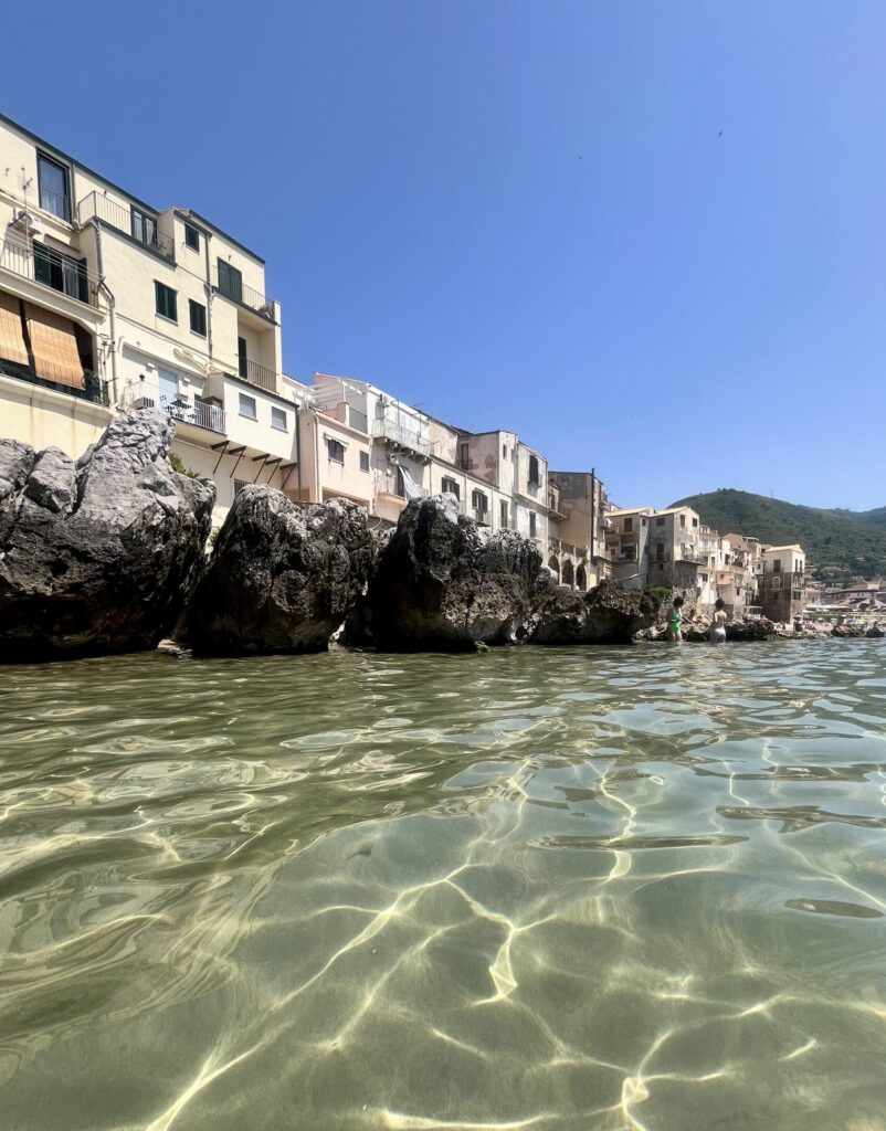 spiaggia di Cefalù nel mio viaggio in Sicilia