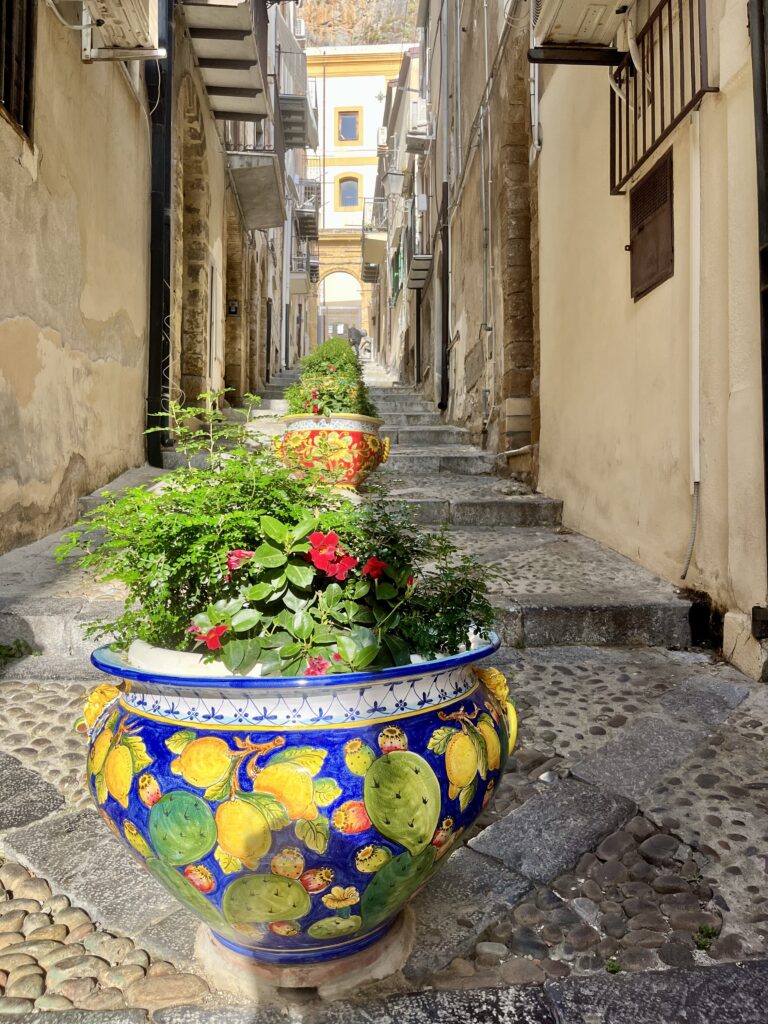 Vasi Siciliani a Cefalù nel mio viaggio in Sicilia